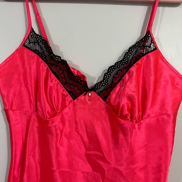 Hot pink satin nightgown - Picture 3 of 6